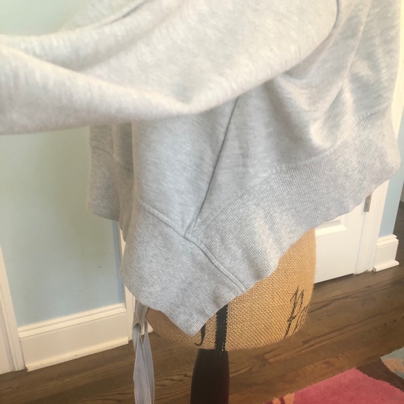 Cropped High-Low Sweatshirt - Picture 6 of 16